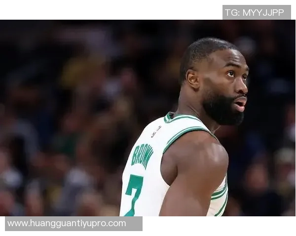 杰伦布朗半场表现出色16投7中贡献16分5篮板3助攻正负值高达22