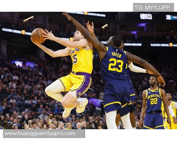 掘金队在加时赛中逆转胜利更衣室内欢庆艰难胜利的喜悦时刻